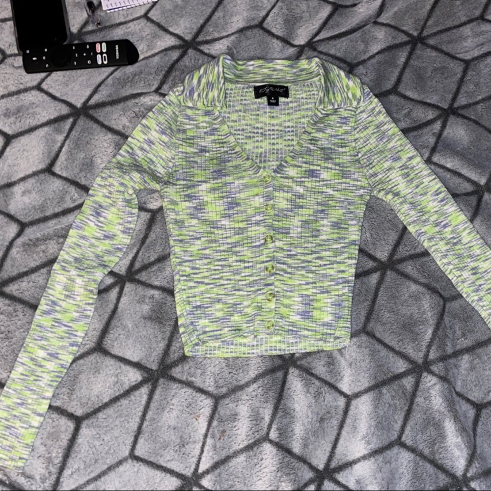 Green long sleeve crop top.